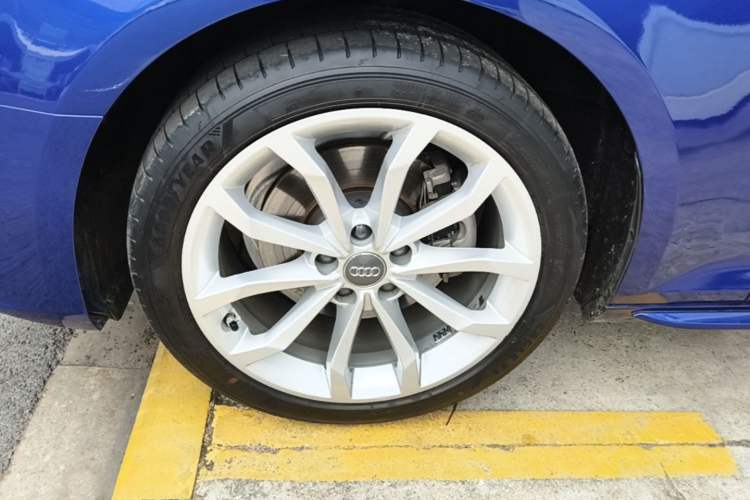 Used Audi A4L 2018 30th Anniversary Edition 40 TFSI Fashion Model Left Front Wheel Hub