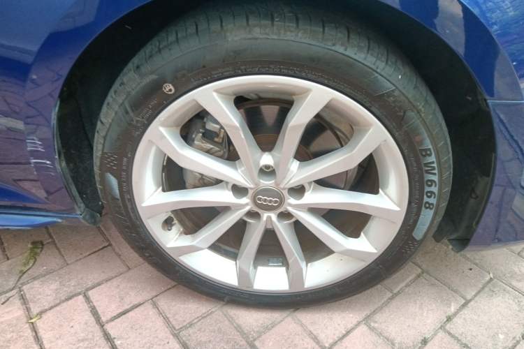 Used Audi A4L 2018 30th Anniversary Edition 40 TFSI Fashion Model Right Front Wheel Hub