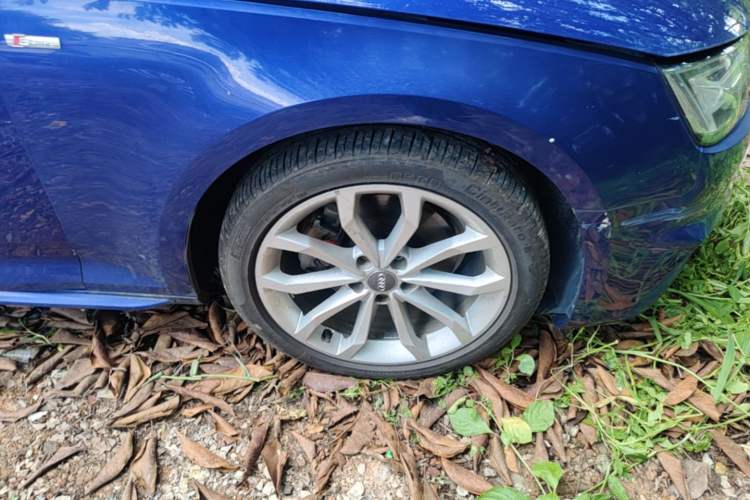 Used Audi A4L 2018 30th Anniversary Edition 40 TFSI Fashion Model Right Front Wheel Hub