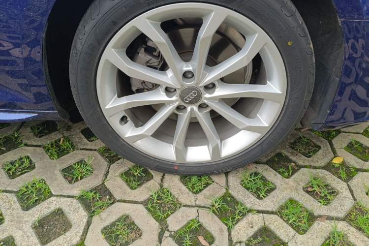 Used Audi A4L 2018 30th Anniversary Edition 40 TFSI Fashion Model Right Front Wheel Hub