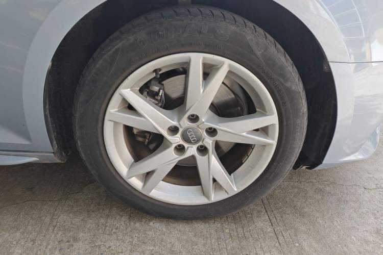 Used Audi A4L 2018 30th Anniversary Edition 40 TFSI Trendy Model Right Front Wheel Hub
