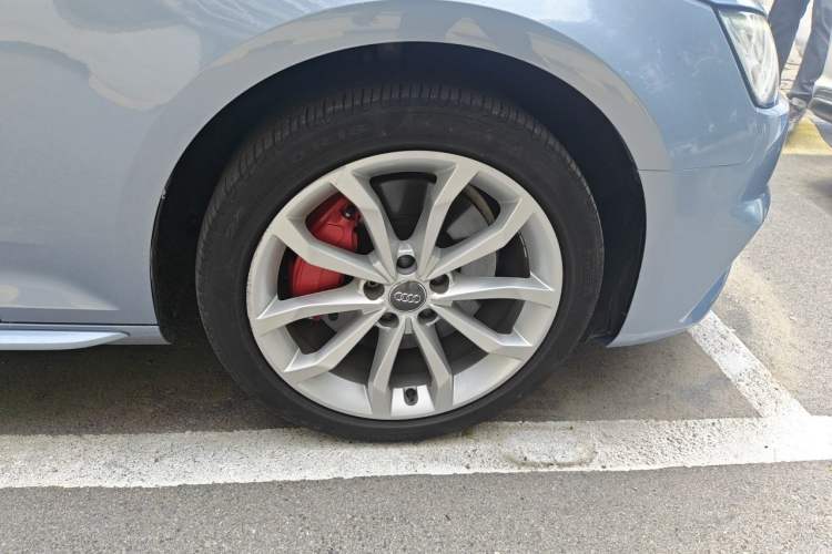 Used Audi A4L 2018 30th Anniversary Edition 45 TFSI quattro Individual Sport Edition Right Front Wheel Hub