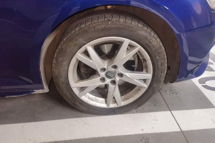 Used Audi A4L 2018 30th Anniversary Edition 40 TFSI Trendy Model Right Front Wheel Hub