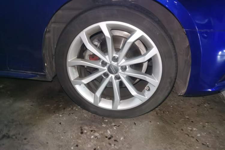 Used Audi A4L 2018 30th Anniversary Edition 40 TFSI Fashion Model Right Front Wheel Hub