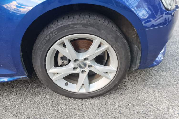 Used Audi A4L 2018 30th Anniversary Edition 40 TFSI Trendy Model Right Front Wheel Hub