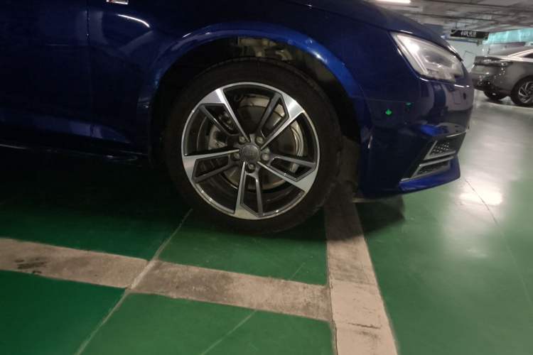Used Audi A4L 2018 30th Anniversary Edition 40 TFSI Fashion Model Right Front Wheel Hub