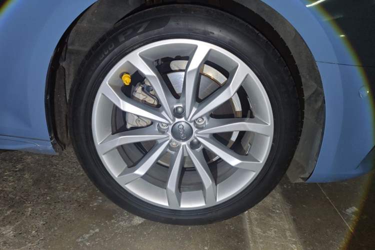 Used Audi A4L 2018 30th Anniversary Edition 40 TFSI Fashion Model Right Front Wheel Hub
