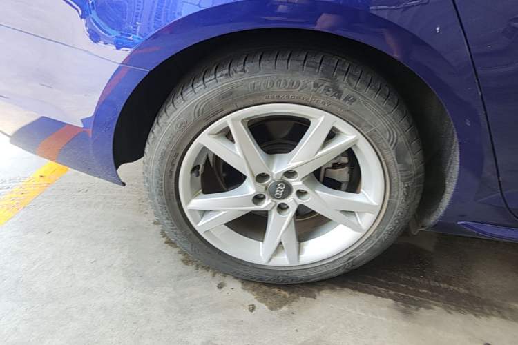 Used Audi A4L 2018 30th Anniversary Edition 40 TFSI Trendy Model Right Rear Wheel Hub