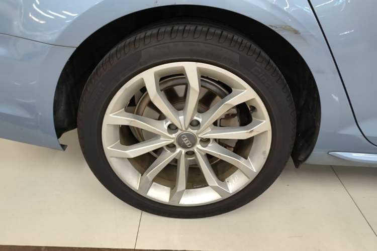 Used Audi A4L 2018 30th Anniversary Edition 40 TFSI Fashion Model Right Rear Wheel Hub