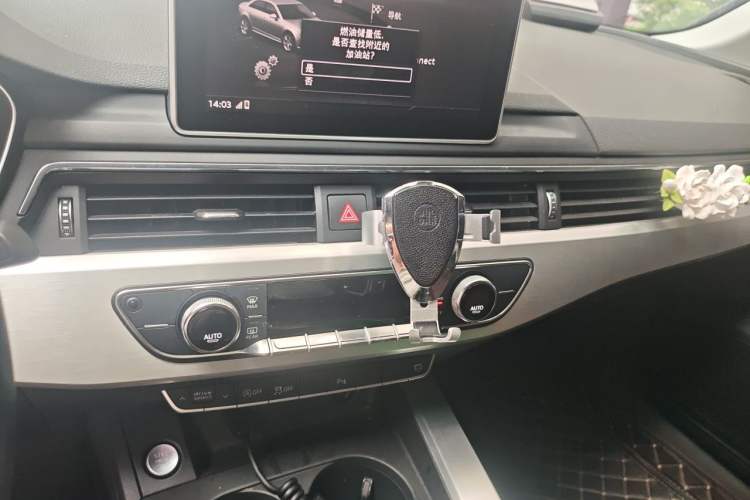 Used Audi A4L 2018 30th Anniversary Edition 40 TFSI Fashion Model Audio And AC Panel