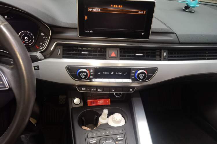 Used Audi A4L 2018 30th Anniversary Edition 40 TFSI Fashion Model Audio And AC Panel