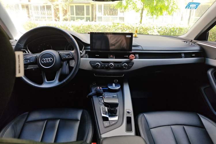 Used Audi A4L 2018 30th Anniversary Edition 40 TFSI Trendy Model Center Console
