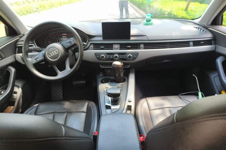 Used Audi A4L 2018 30th Anniversary Edition 40 TFSI Trendy Model Center Console
