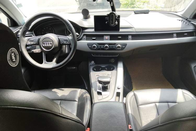 Used Audi A4L 2018 30th Anniversary Edition 40 TFSI Trendy Model Center Console