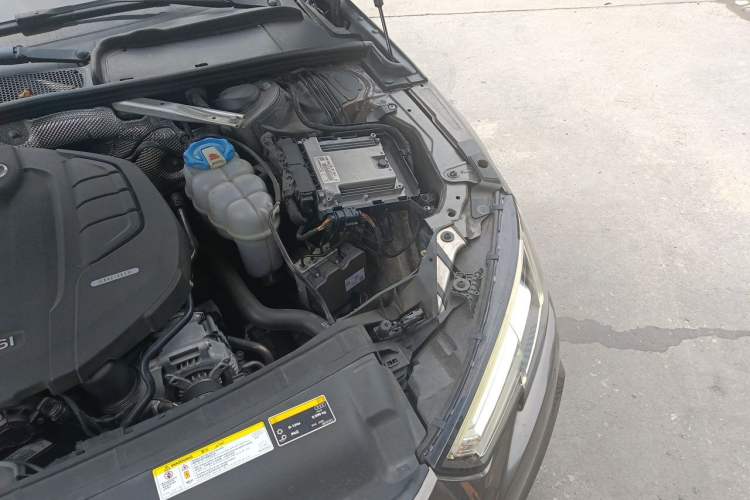 Used Audi A4L 2018 30th Anniversary Edition 40 TFSI Fashion Model Engine Bay Left