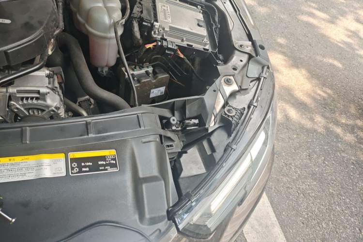 Used Audi A4L 2018 30th Anniversary Edition 40 TFSI Fashion Model Engine Bay Left