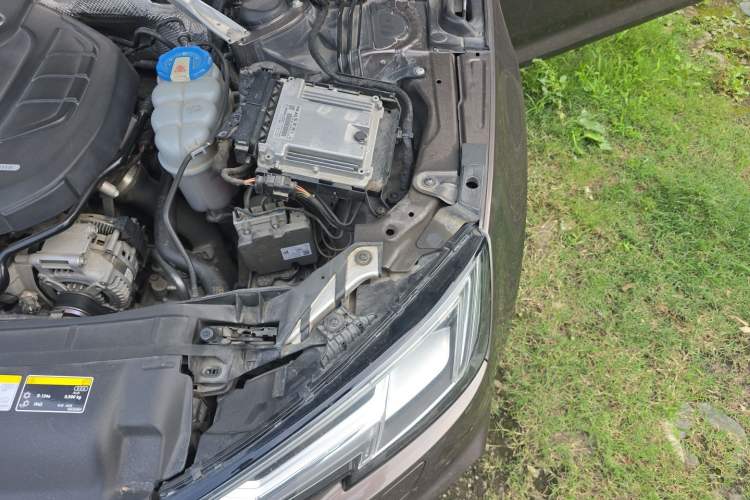 Used Audi A4L 2018 30th Anniversary Edition 40 TFSI Fashion Model Engine Bay Left