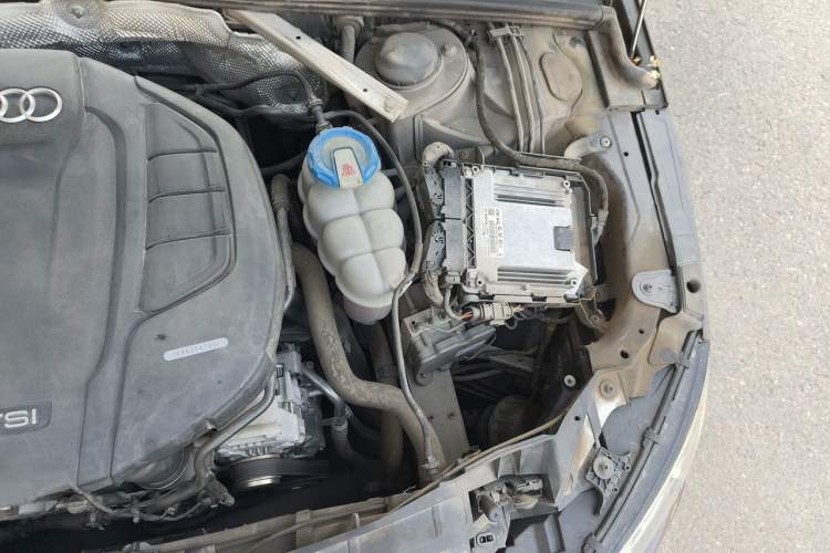 Used Audi A4L 2018 30th Anniversary Edition 40 TFSI Fashion Model Engine Bay Left