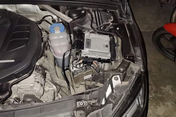 Used Audi A4L 2018 30th Anniversary Edition 40 TFSI Fashion Model Engine Bay Left