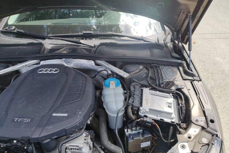 Used Audi A4L 2018 30th Anniversary Edition 40 TFSI Fashion Model Engine Bay Left