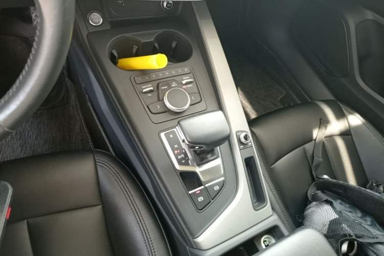 Used Audi A4L 2018 30th Anniversary Edition 40 TFSI Trendy Model Gear Lever