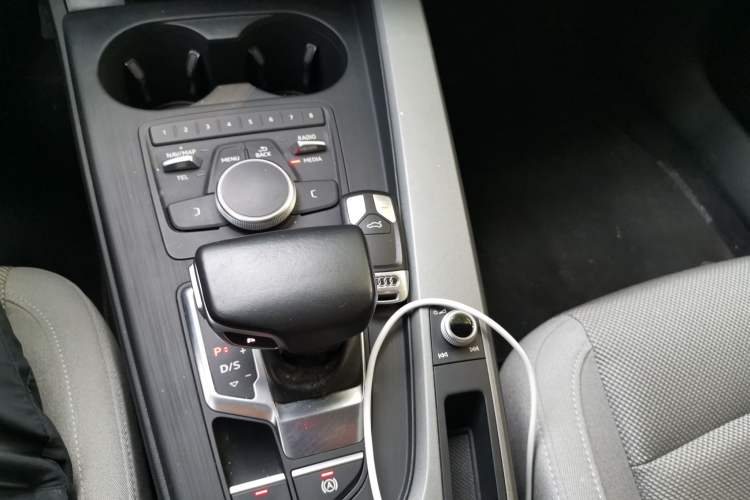 Used Audi A4L 2018 30th Anniversary Edition 40 TFSI Trendy Model Gear Lever
