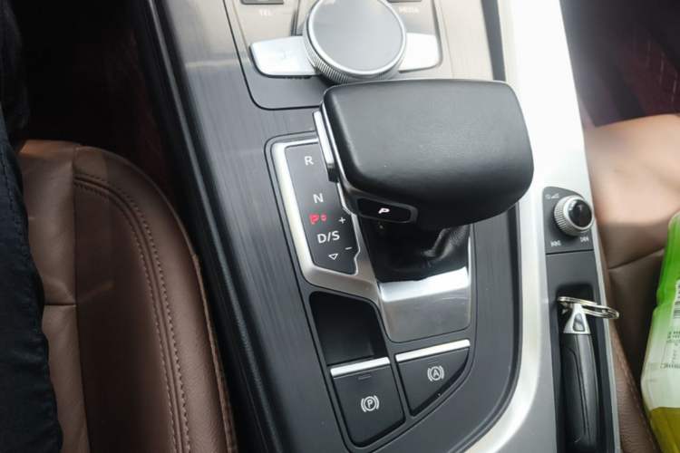 Used Audi A4L 2018 30th Anniversary Edition 40 TFSI Fashion Model Gear Lever