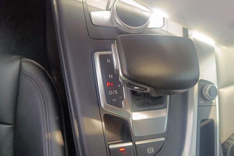 Used Audi A4L 2018 30th Anniversary Edition 40 TFSI Fashion Model Gear Lever