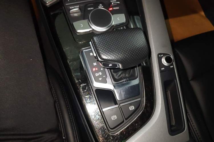 Used Audi A4L 2018 30th Anniversary Edition 40 TFSI Trendy Model Gear Lever