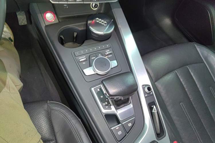 Used Audi A4L 2018 30th Anniversary Edition 40 TFSI Fashion Model Gear Lever