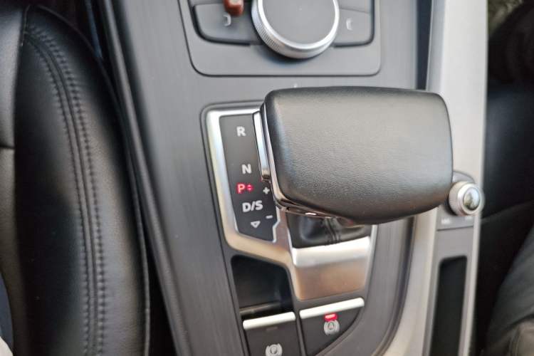Used Audi A4L 2018 30th Anniversary Edition 40 TFSI Trendy Model Gear Lever