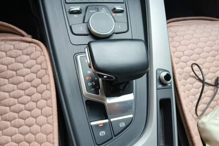 Used Audi A4L 2018 30th Anniversary Edition 40 TFSI Trendy Model Gear Lever