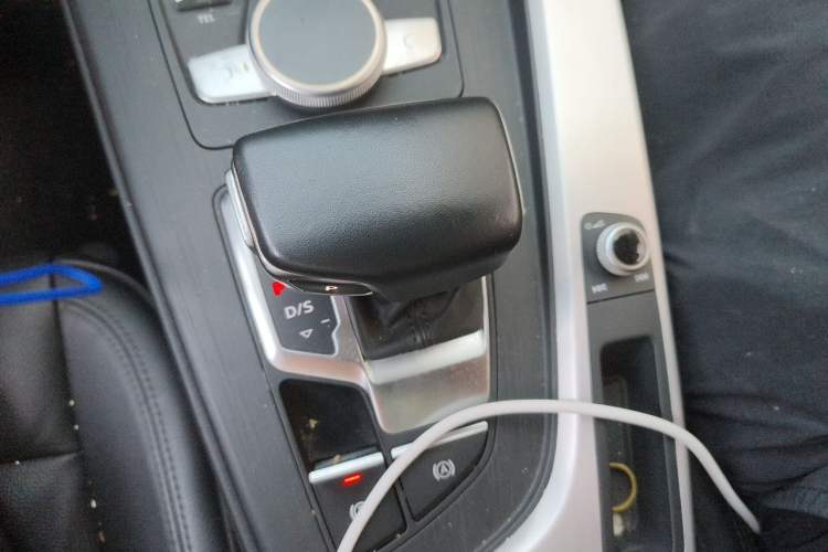 Used Audi A4L 2018 30th Anniversary Edition 40 TFSI Fashion Model Gear Lever