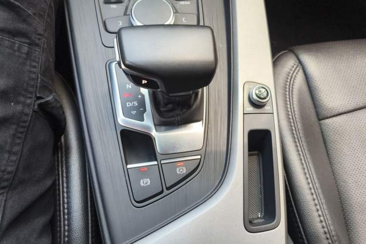 Used Audi A4L 2018 30th Anniversary Edition 40 TFSI Trendy Model Gear Lever
