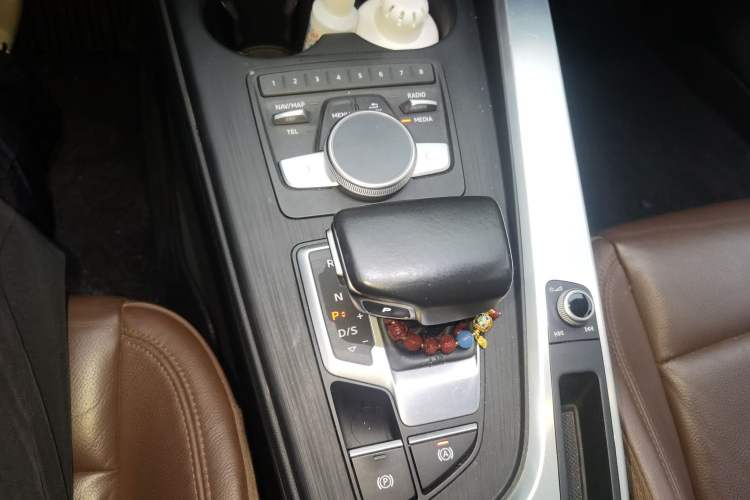 Used Audi A4L 2018 30th Anniversary Edition 40 TFSI Fashion Model Gear Lever