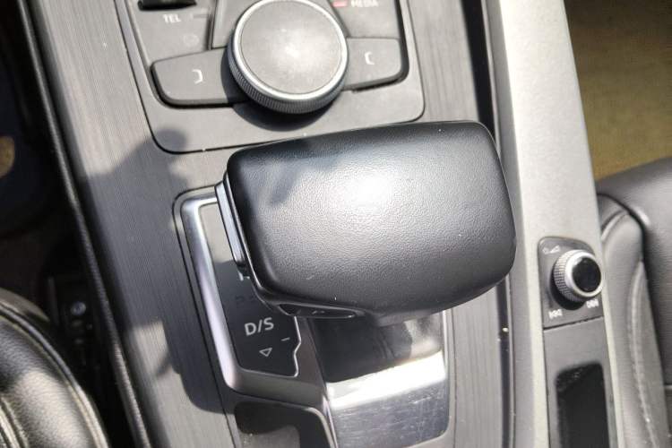 Used Audi A4L 2018 30th Anniversary Edition 40 TFSI Trendy Model Gear Lever