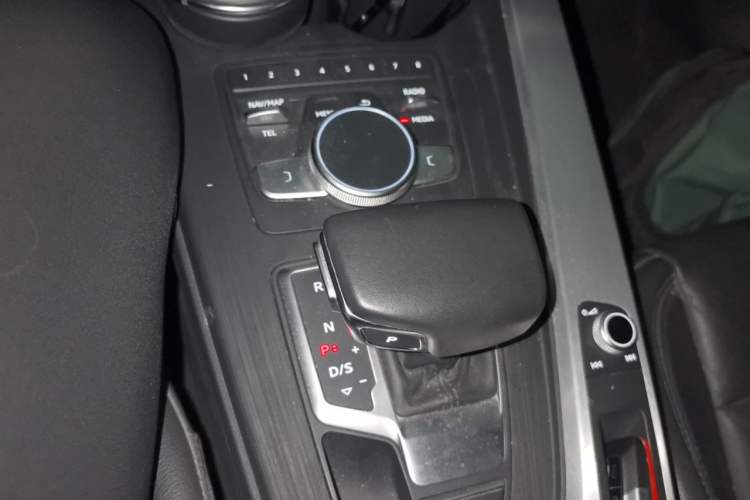 Used Audi A4L 2018 30th Anniversary Edition 40 TFSI Fashion Model Gear Lever