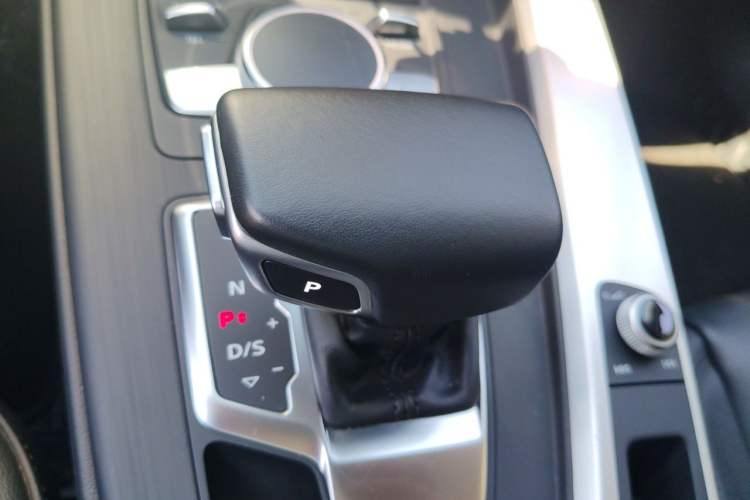 Used Audi A4L 2018 30th Anniversary Edition 40 TFSI Fashion Model Gear Lever