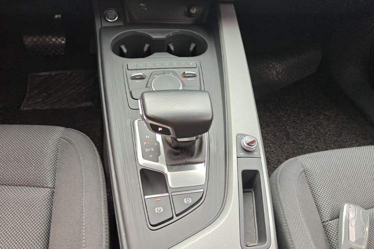 Used Audi A4L 2018 30th Anniversary Edition 40 TFSI Trendy Model Gear Lever
