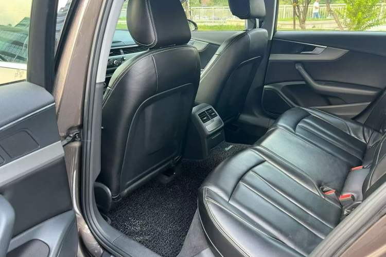 Used Audi A4L 2018 30th Anniversary Edition 40 TFSI Trendy Model Interior 4