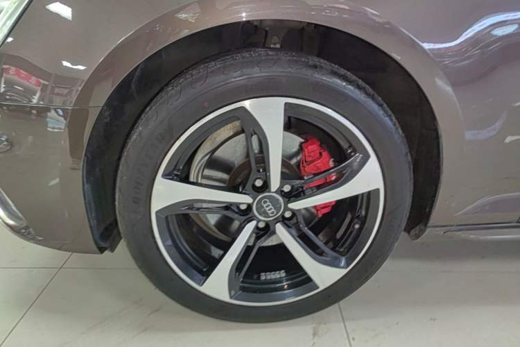 Used Audi A4L 2018 30th Anniversary Edition 40 TFSI Fashion Model Left Front Wheel Hub