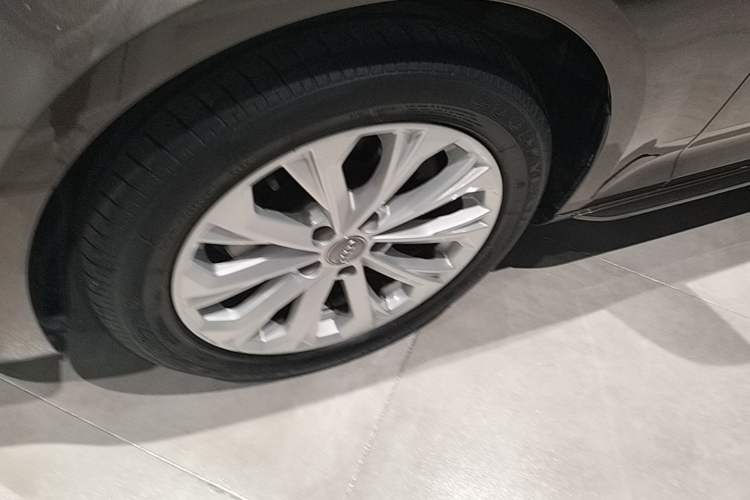 Used Audi A4L 2018 30th Anniversary Edition 40 TFSI Trendy Model Left Front Wheel Hub