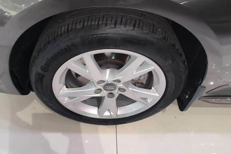 Used Audi A4L 2018 30th Anniversary Edition 40 TFSI Trendy Model Left Front Wheel Hub