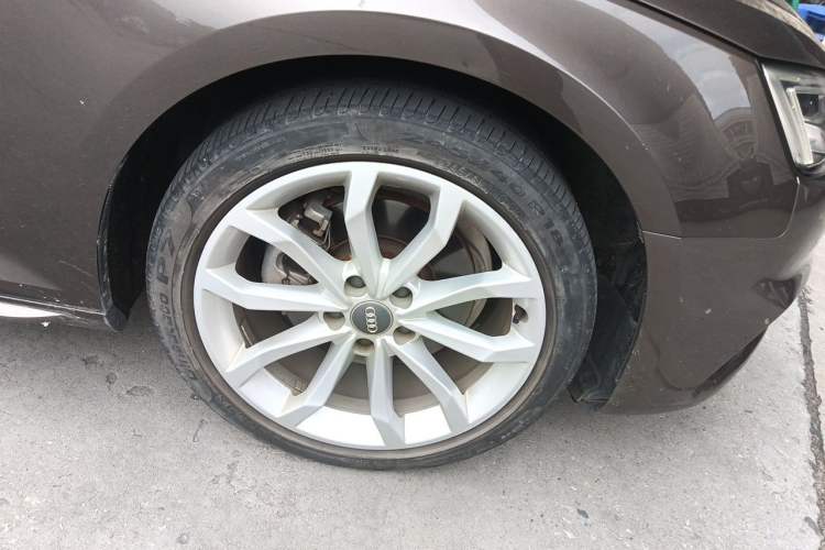 Used Audi A4L 2018 30th Anniversary Edition 40 TFSI Fashion Model Right Front Wheel Hub