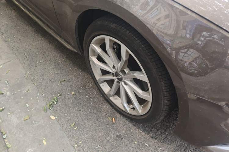 Used Audi A4L 2018 30th Anniversary Edition 40 TFSI Fashion Model Right Front Wheel Hub