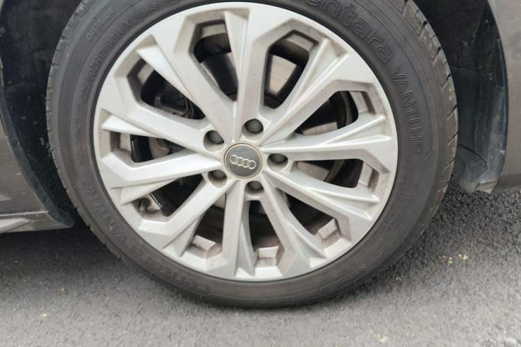 Used Audi A4L 2018 30th Anniversary Edition 40 TFSI Trendy Model Right Front Wheel Hub