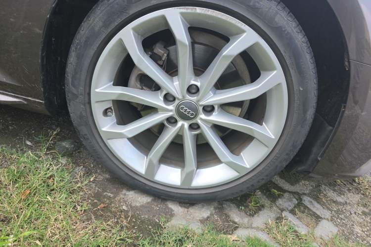 Used Audi A4L 2018 30th Anniversary Edition 40 TFSI Fashion Model Right Front Wheel Hub