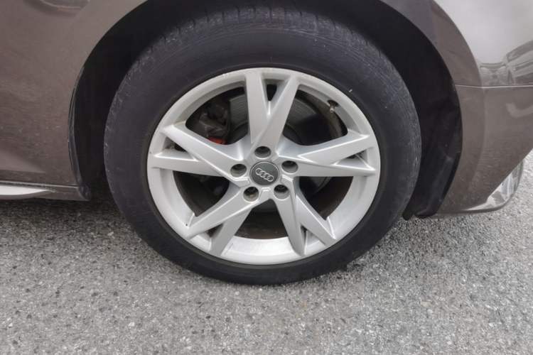 Used Audi A4L 2018 30th Anniversary Edition 40 TFSI Trendy Model Right Front Wheel Hub