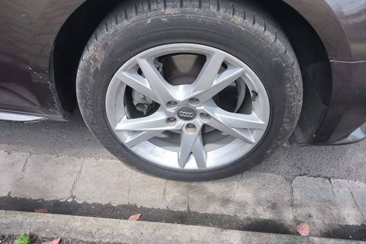 Used Audi A4L 2018 30th Anniversary Edition 40 TFSI Trendy Model Right Front Wheel Hub