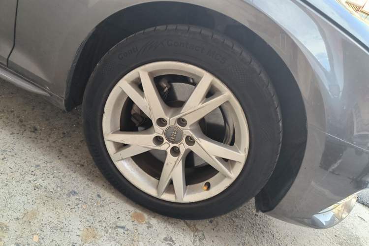 Used Audi A4L 2018 30th Anniversary Edition 40 TFSI Trendy Model Right Front Wheel Hub